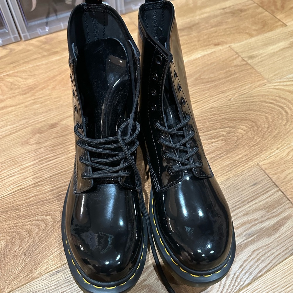 1460 WOMEN'S PATENT LEATHER LACE UP BOOTS